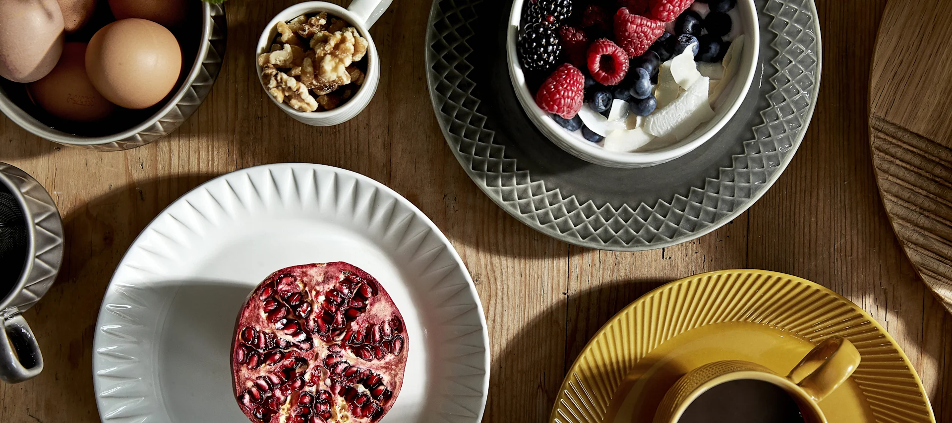 Frokost servert på servise fra Sagaforms Coffee & More-kolleksjon.
