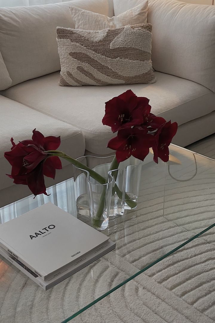 Skap en koselig stue ved hjelp av vakre blomster i en Alvar Aalto-vase fra Iittala - som her hjemme hos influenceren @helenas.hem.