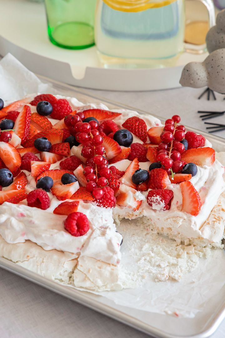  Bak en deilig marengskake med Baka med Fridas enkle påskeoppskrift på bakeplate fra Nordic Ware. Hell ut røren med en slikkepott for å lage kakebunnen din.