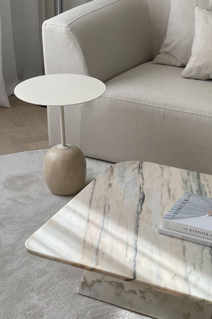 Stilig og trendy Lato-bord LN8 i hvit marmor fra &Tradition hjemme hos influenceren @homebynicky er tips på stilige sidebord å innrede hjemmet med.
