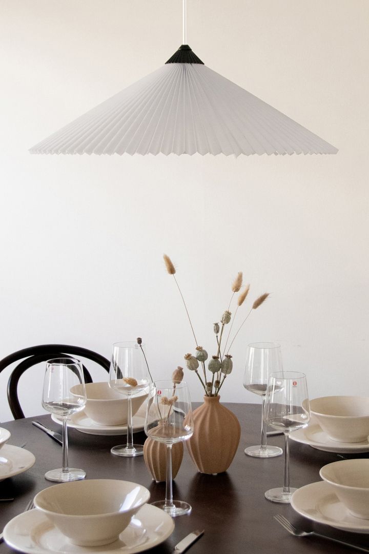 Taklampen Matisse fra Globen Lighting er et tips for en trendy lampe med plissert lampeskjerm, den blir et fint blikkfang å henge over spisebordet.