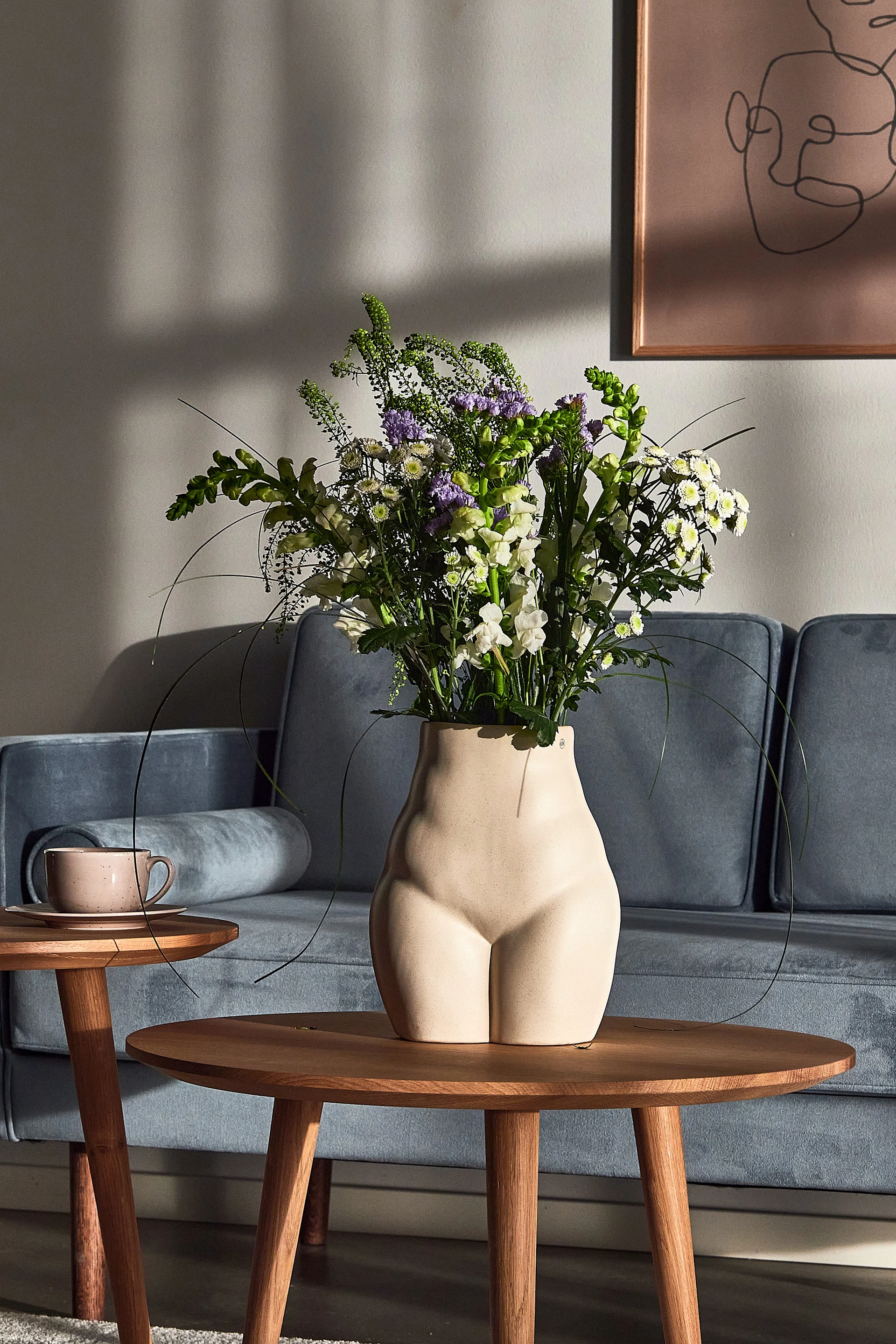 Den elegante og sære Nature-vasen fra By On er en stor vase for vårblomstene dine som garantert vil være en snakkis.