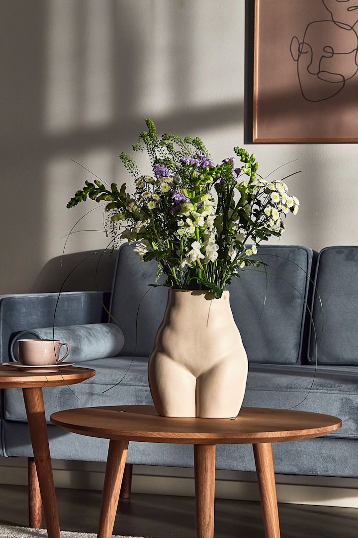 Den elegante og sære Nature-vasen fra By On er en stor vase for vårblomstene dine som garantert vil være en snakkis.
