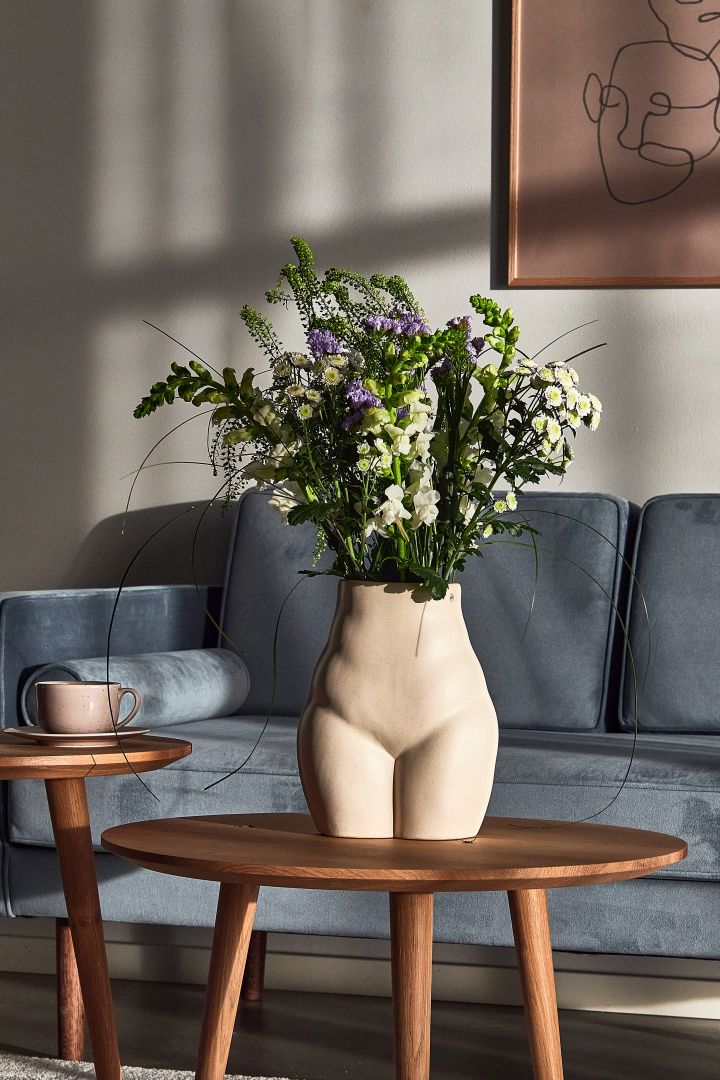 Den elegante og sære Nature-vasen fra By On er en stor vase for vårblomstene dine som garantert vil være en snakkis.