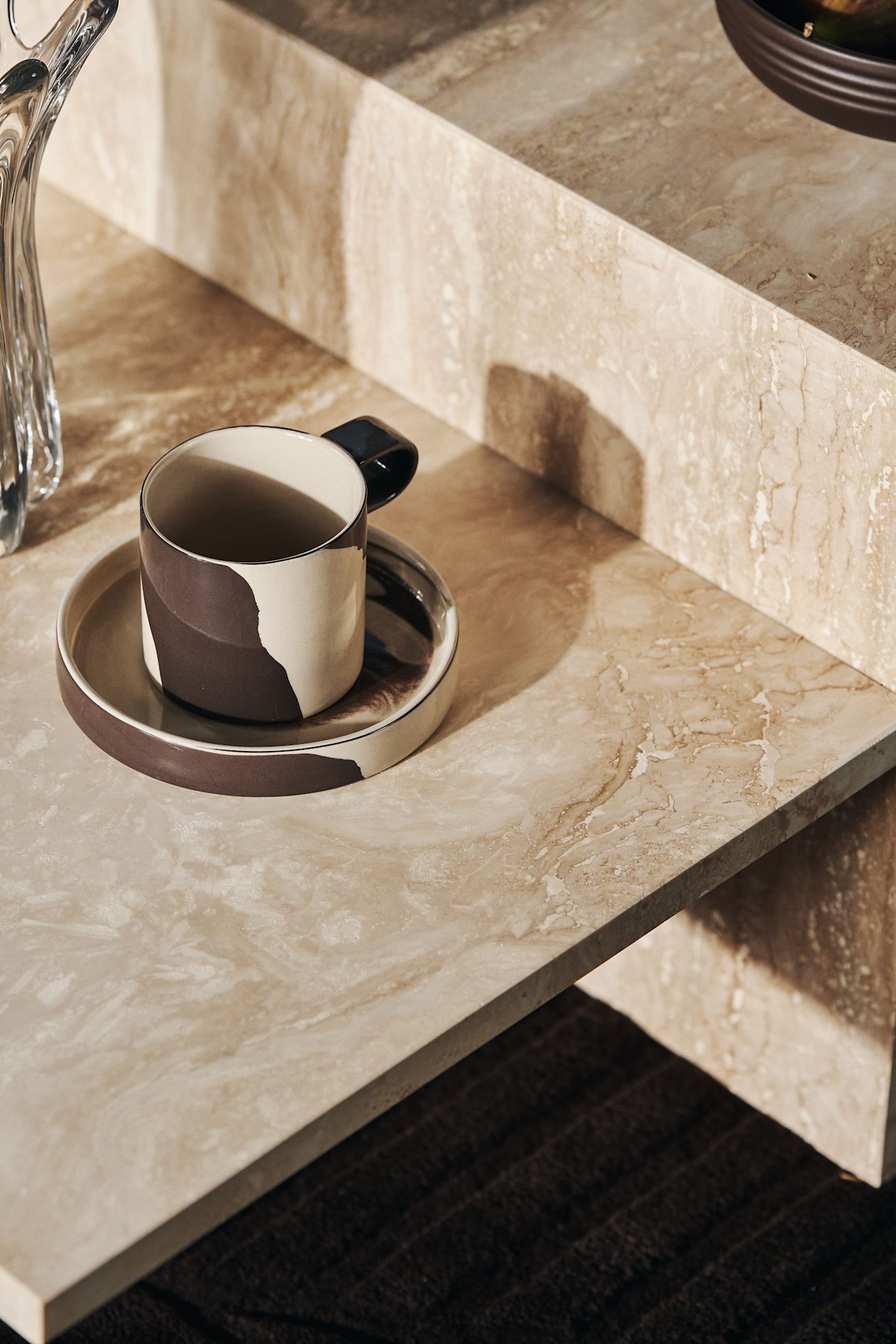 Inlay kopp med tallerken på Distinct sofabord fra Ferm Living. 