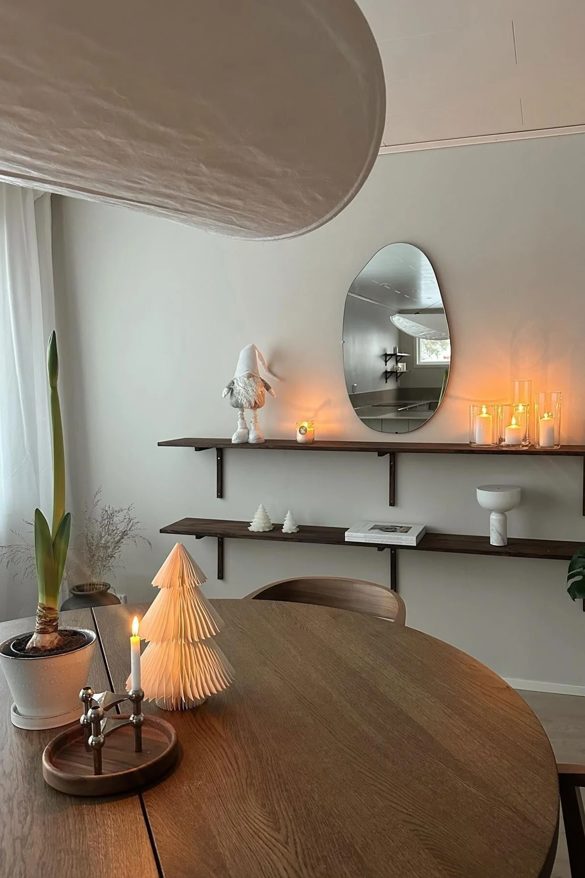 Minimalistisk juleinteriør hjemme hos @154kvadrat. En rolig stue i varme tretoner, pyntet på en enkel og minimalistisk måte til jul.
