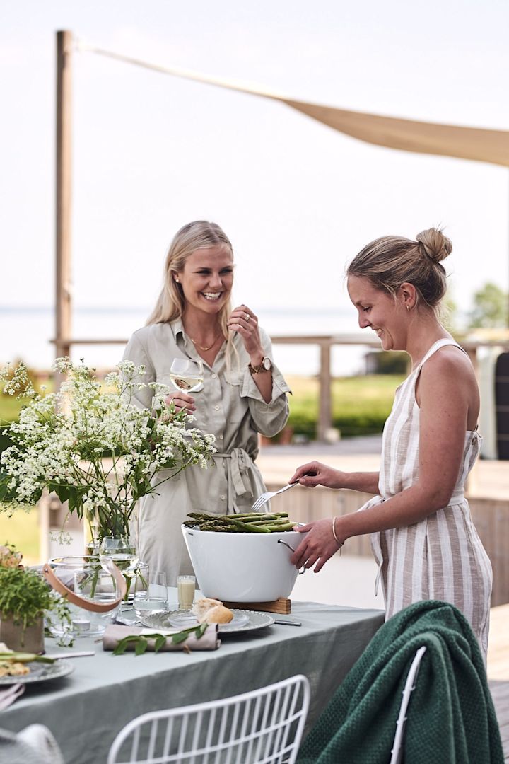 Grilling ved bordet på hagefesten ved hjelp av bordgrill fra Eva Solo er et godt og sosialt tips.