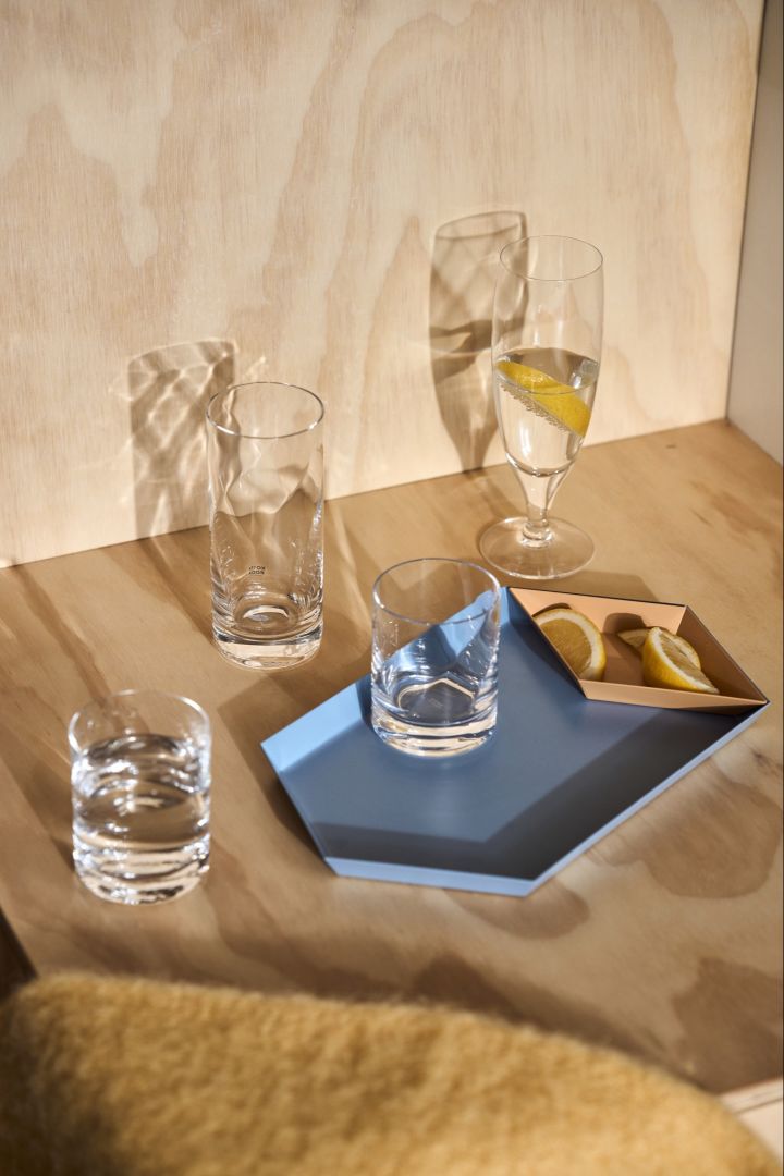 En samling klare drikkeglass fra Chateau-samlingen som fanger ettermiddagslyset.