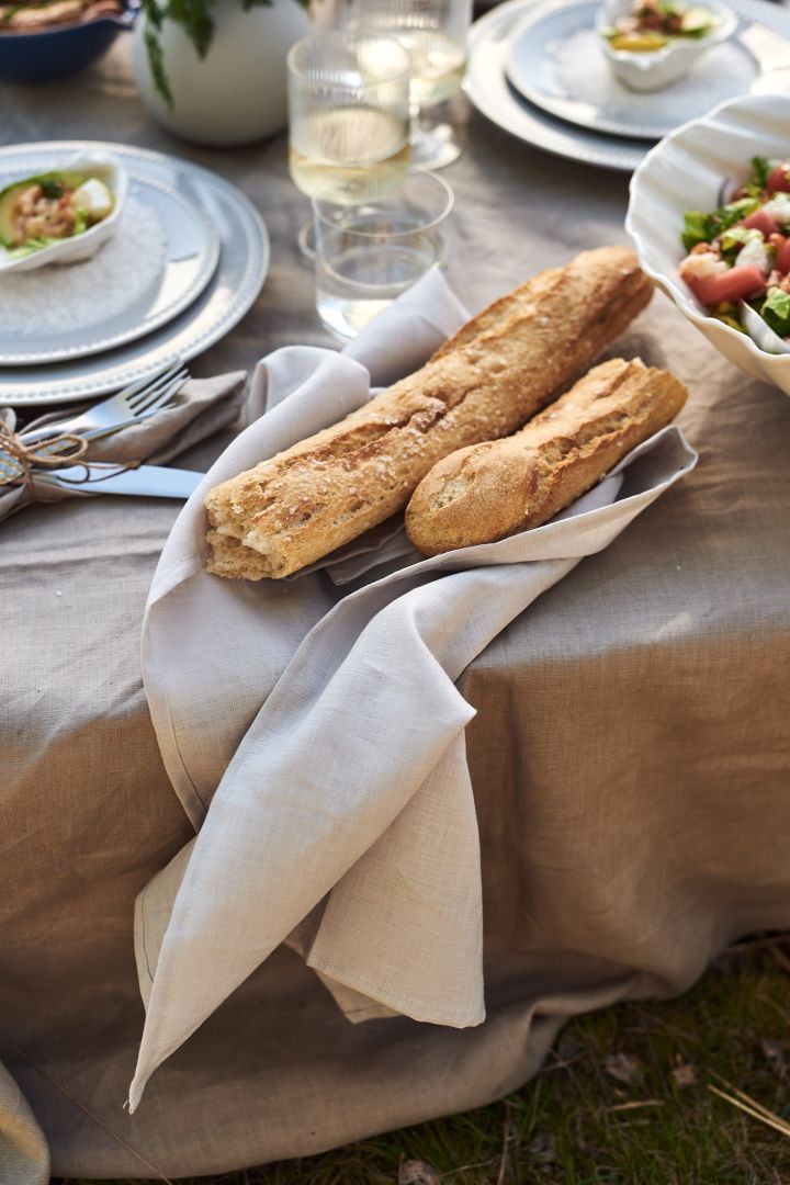 Serveringstips til sjømatkveld - server det nybakte brødet på kjøkkenhåndkle.