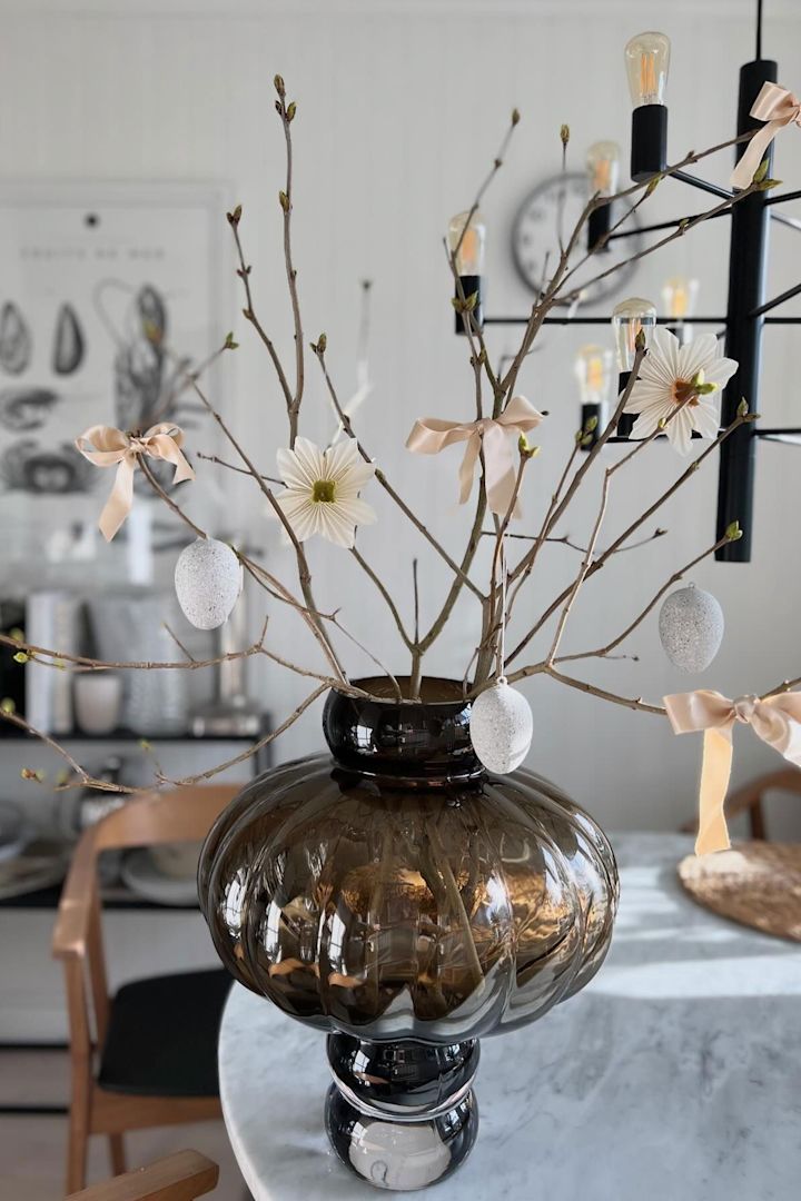 Et påskeris i Balloon-vasen fra Louise Roe, dekorert med egg, blomster og sløyfer – en vakker måte å pynte til påske på hjemme hos @catarinaeldana.