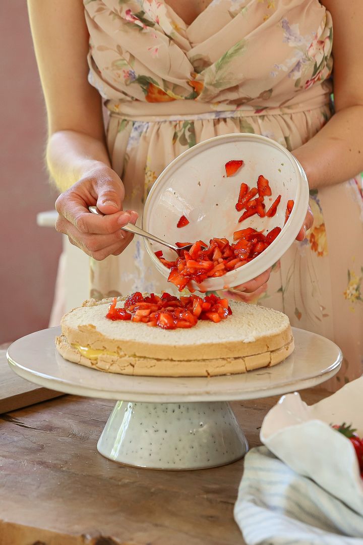 Frida Skattberg "Baka med Frida" baker enkle kaker til sankthans, som denne deilige kremkaken hvor jordbær legges på kaken på Nordic Sand Broste Copenhagen kakefat.