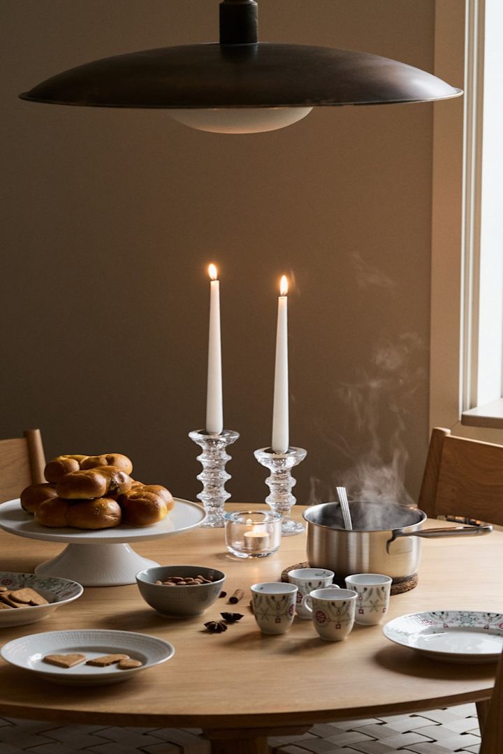 Et koselig julebord dekket med lussekatter, gløgg og juleservise.