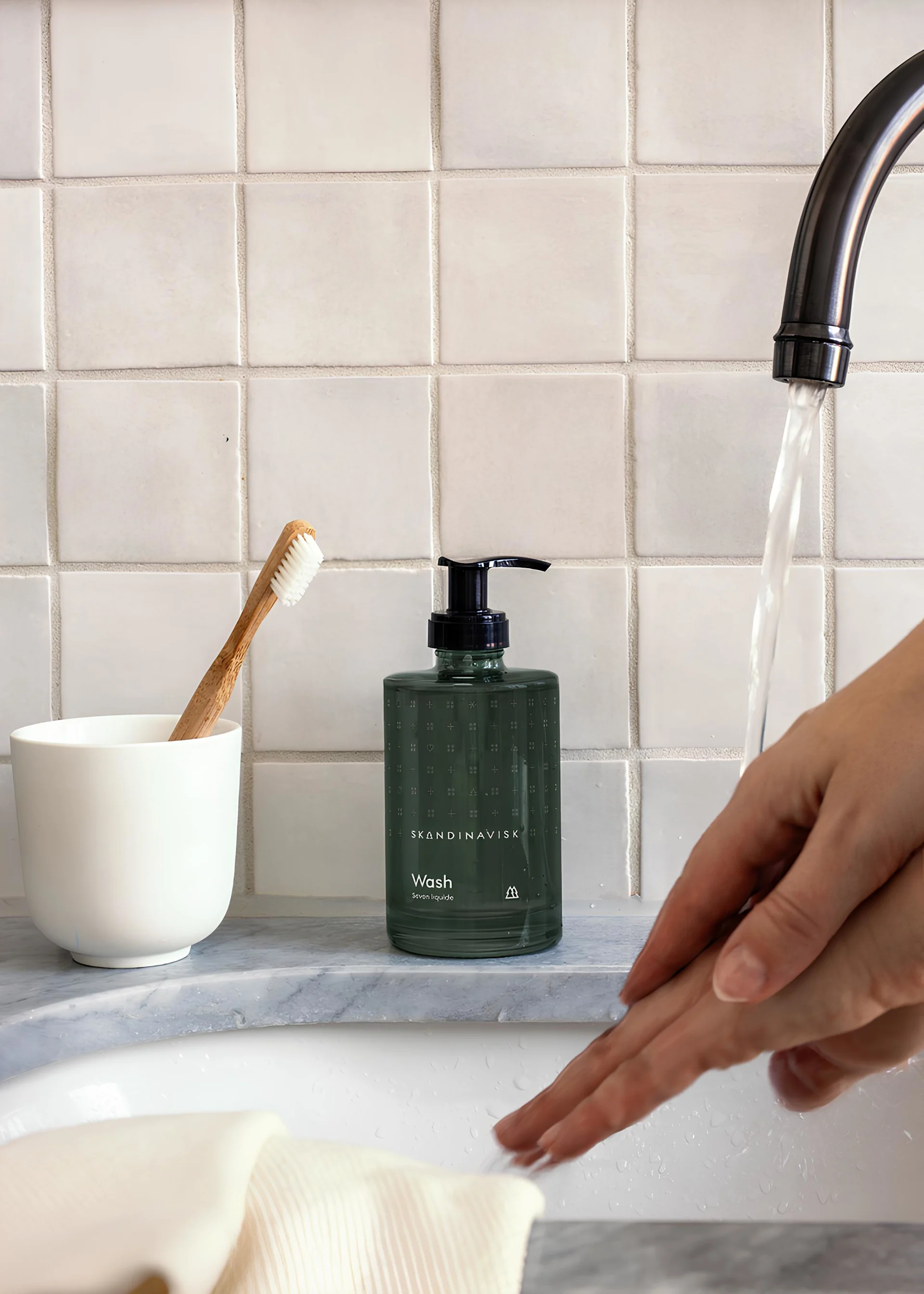 Gave til valentinsdag: Gi bort spa-øyeblikk. Her står Skog-såpen fra Skandinavisk på en servant, mens en person vasker hendene.