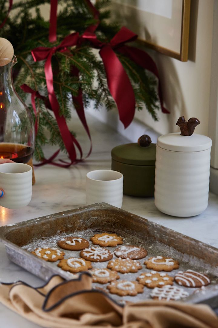 Bake kjeks for å komme i julestemning og oppbevar bakeingrediensene i Ellen ekornformene fra Sagaform.