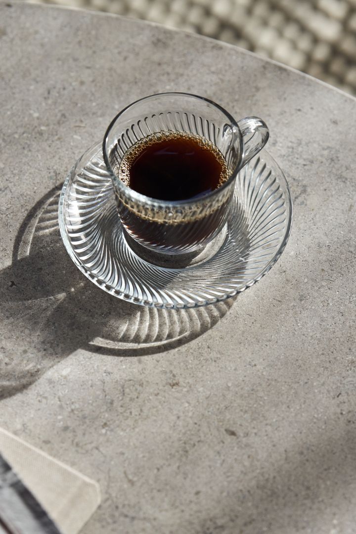 Interiør i riflet glass er en av årets trender, der koppen Piruett fra HAY er en stor favoritt som passer perfekt til morgenkaffen.