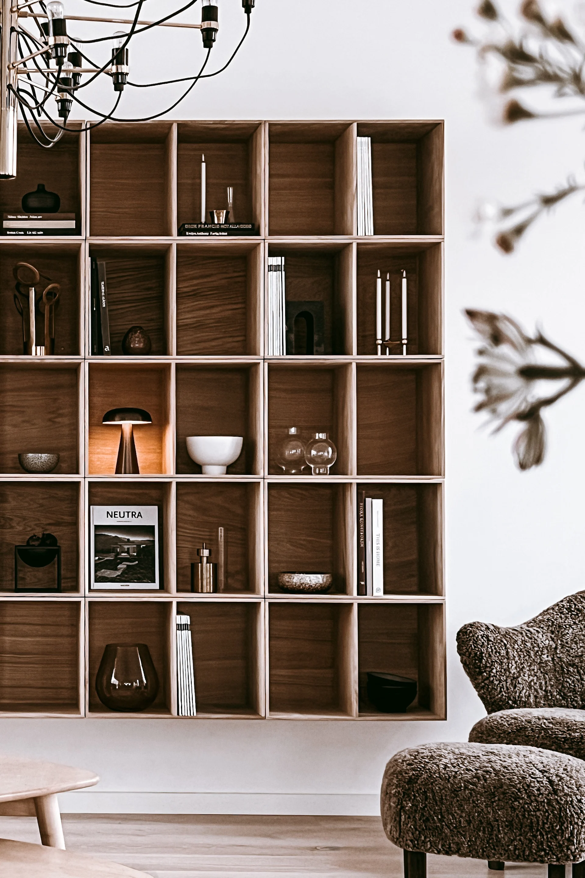 Innrede bokhylle - inspirasjon hjemme hos Anela Tahirovic @arkihem hvor bokhylla er innredet i en enhetlig fargeskala på interiørdetaljene.