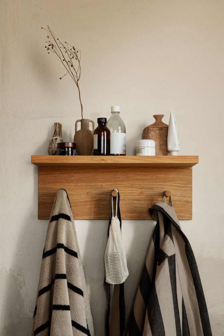 Place Rack knaggrekkehylle i eik fra ferm LIVING er et praktisk tips til smarte ting til hjemmet og vil forenkle hverdagen din på et blunk.