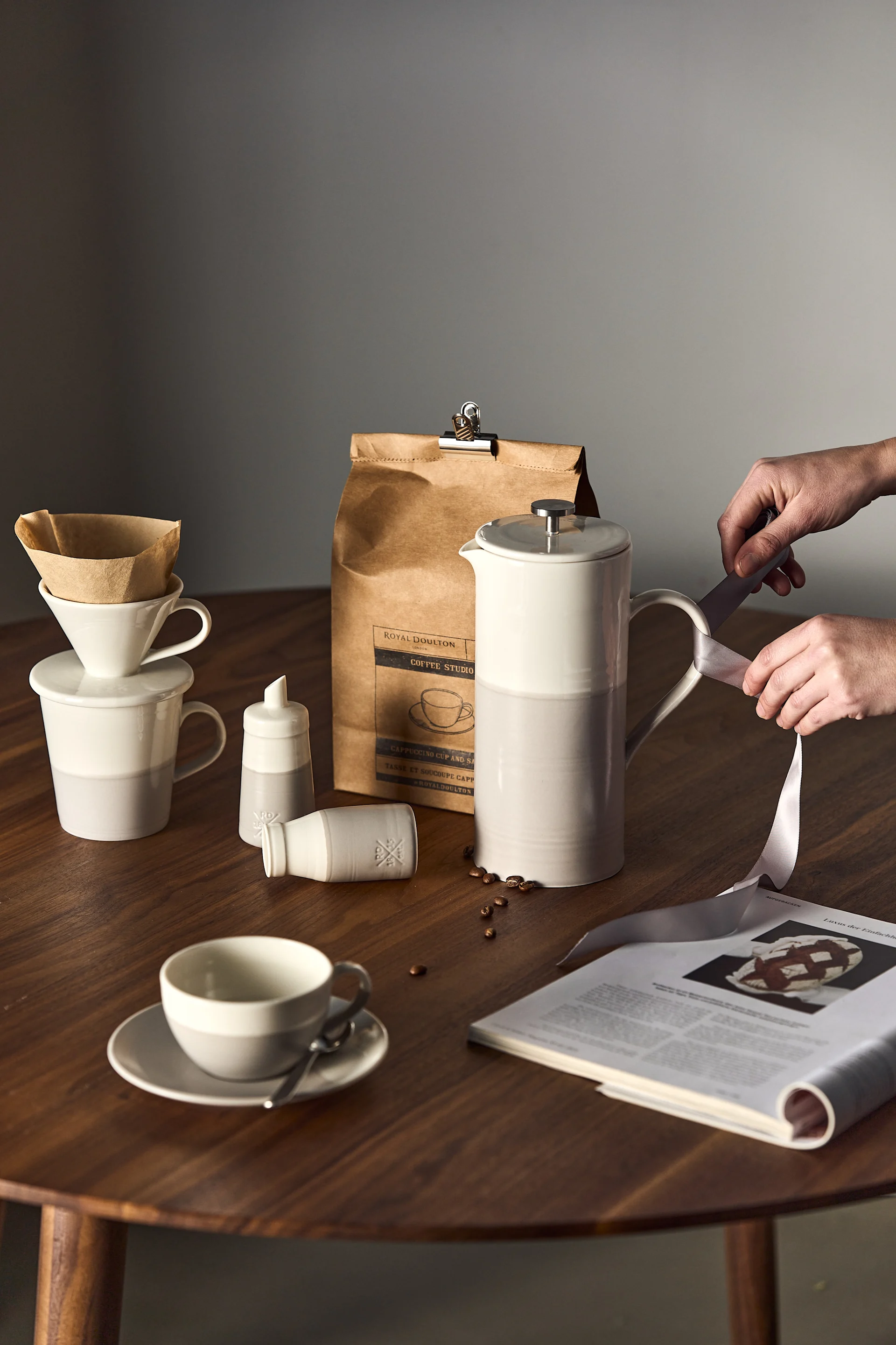 En kreativ gaveide til farsdagen i år - her ser du en rekke gjnstander i Coffee studio-serien fra Royal Doulton.