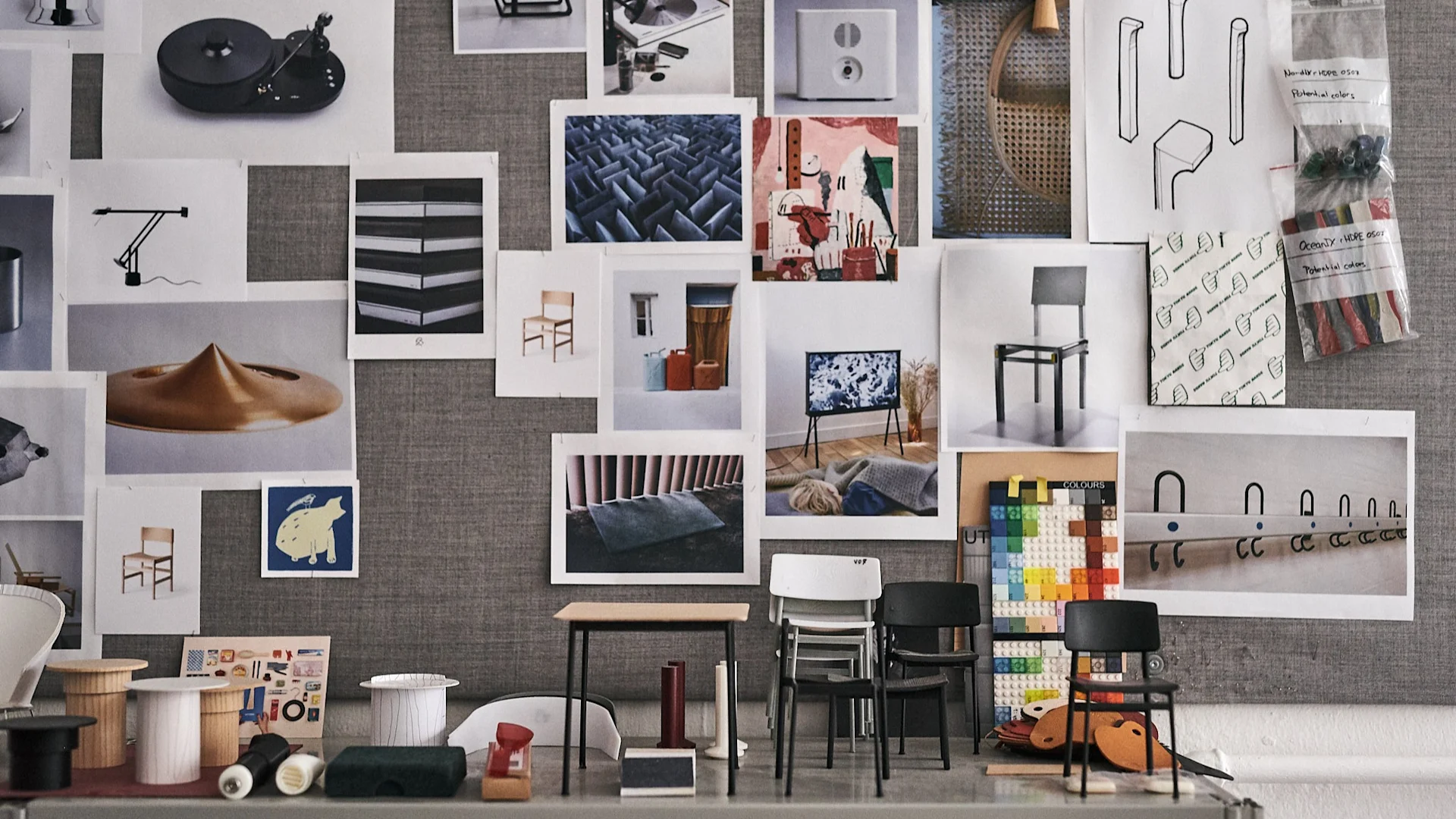 Thomas Bentzens studio og inspirasjonstavle.