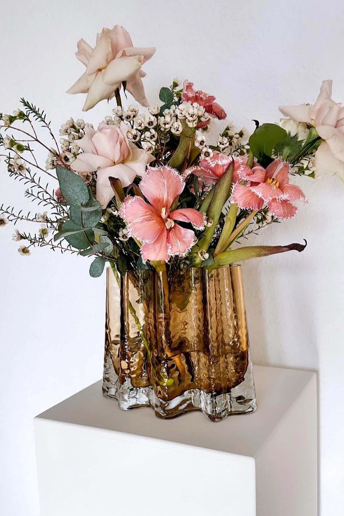 Valentinsdagen hjemme: Gi blomster i en vakker vase, som Gry Wide-vasen fra Cooee Design, vist her hos @interiorby_su.