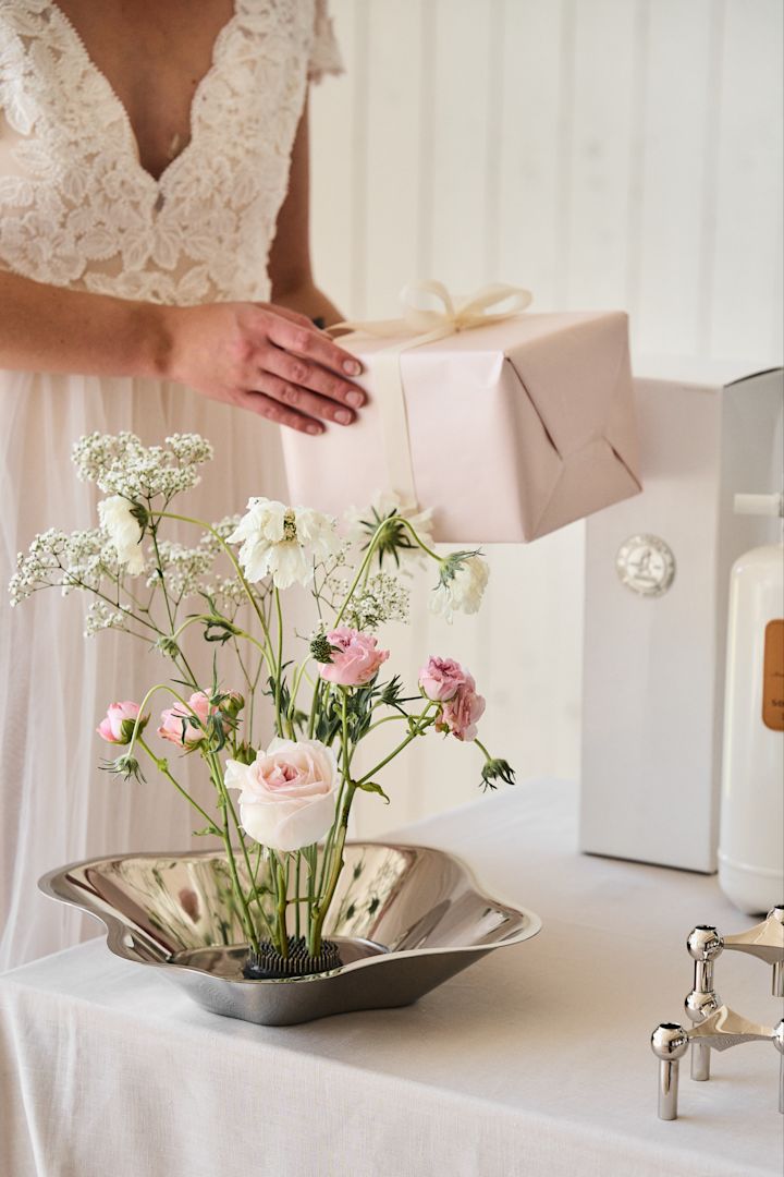 Her ser du Alvar Aalto-skålen i rustfritt stål som brukes som vase på et bryllupsgavebord. Prøv denne unike ideen for bryllupsdagen. 