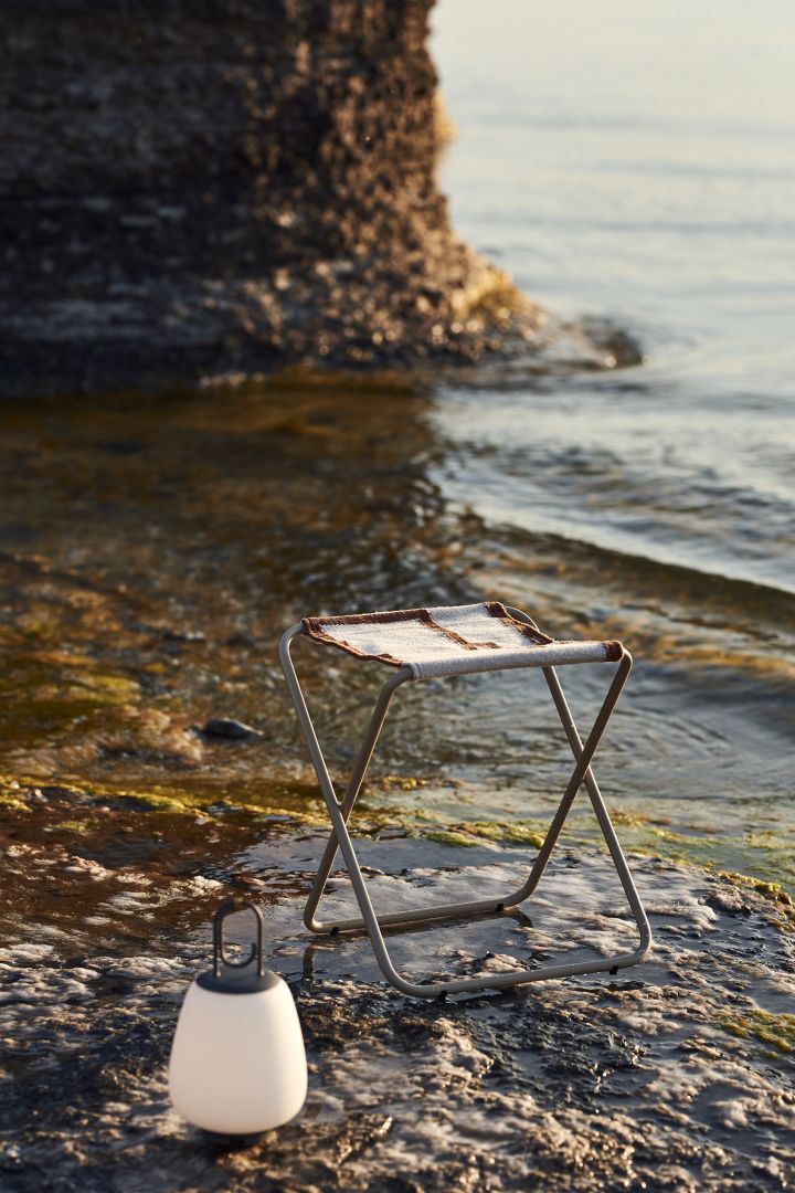 Skaff deg en sammenleggbar stol som denne krakken Desert fra Ferm Living som enkelt kan tas med til stranden, parken eller, ja, omtrent overalt i sommer. 
