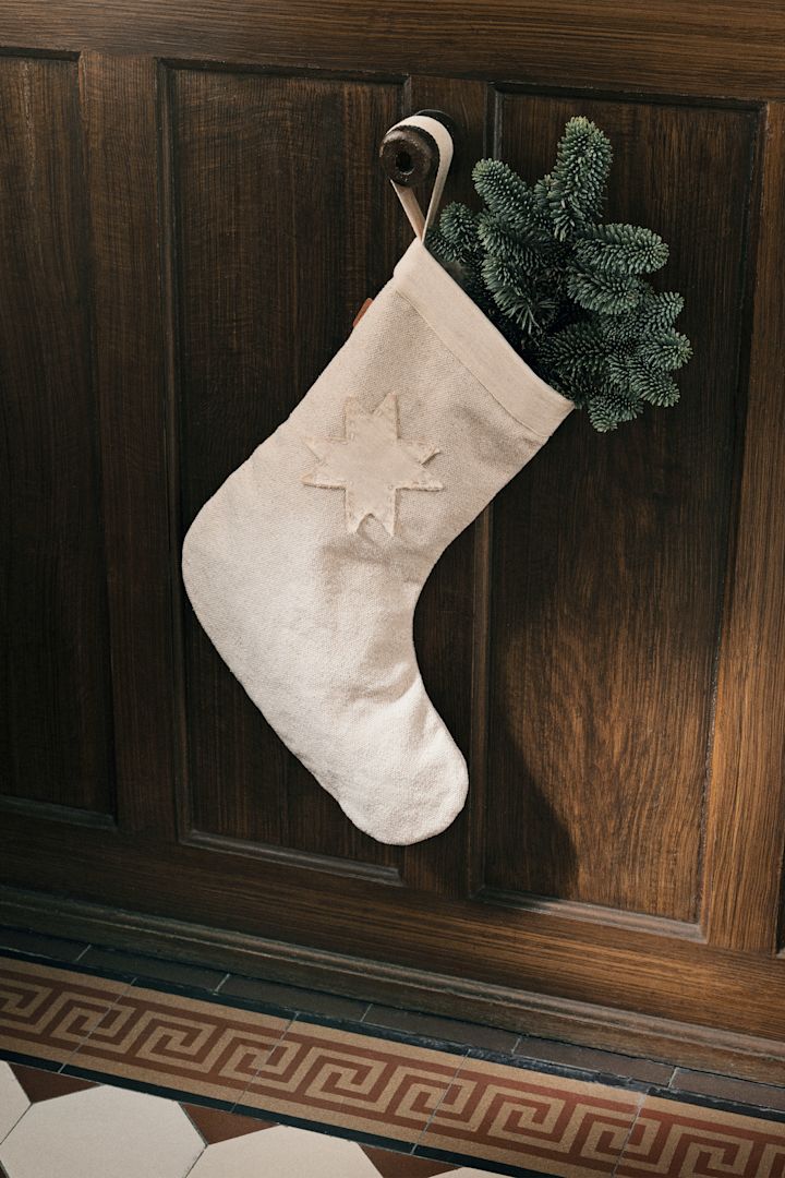Pynt hjemmet ditt med granbar til jul - her ser du granbar i en Vela julestrømpe fra Ferm Living.