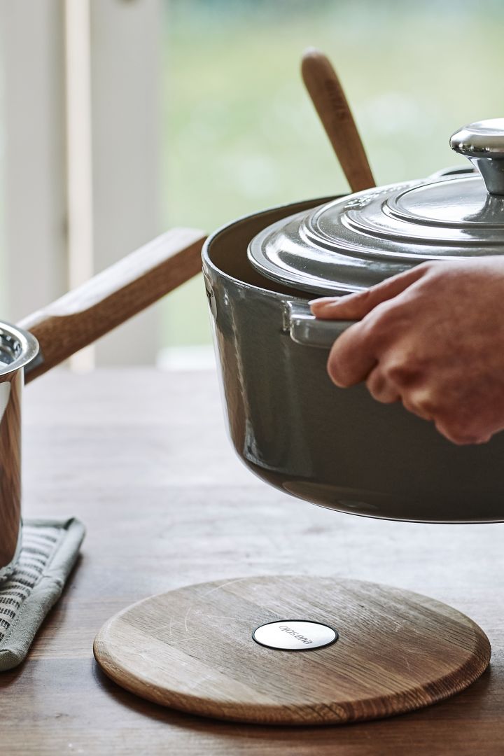 Forny kjøkkenet ditt med 11 smarte & fine kjøkkenting for enklere matlaging - her ser du Nordic Kitchen magnetiske gryteunderlag fra Eva Solo.