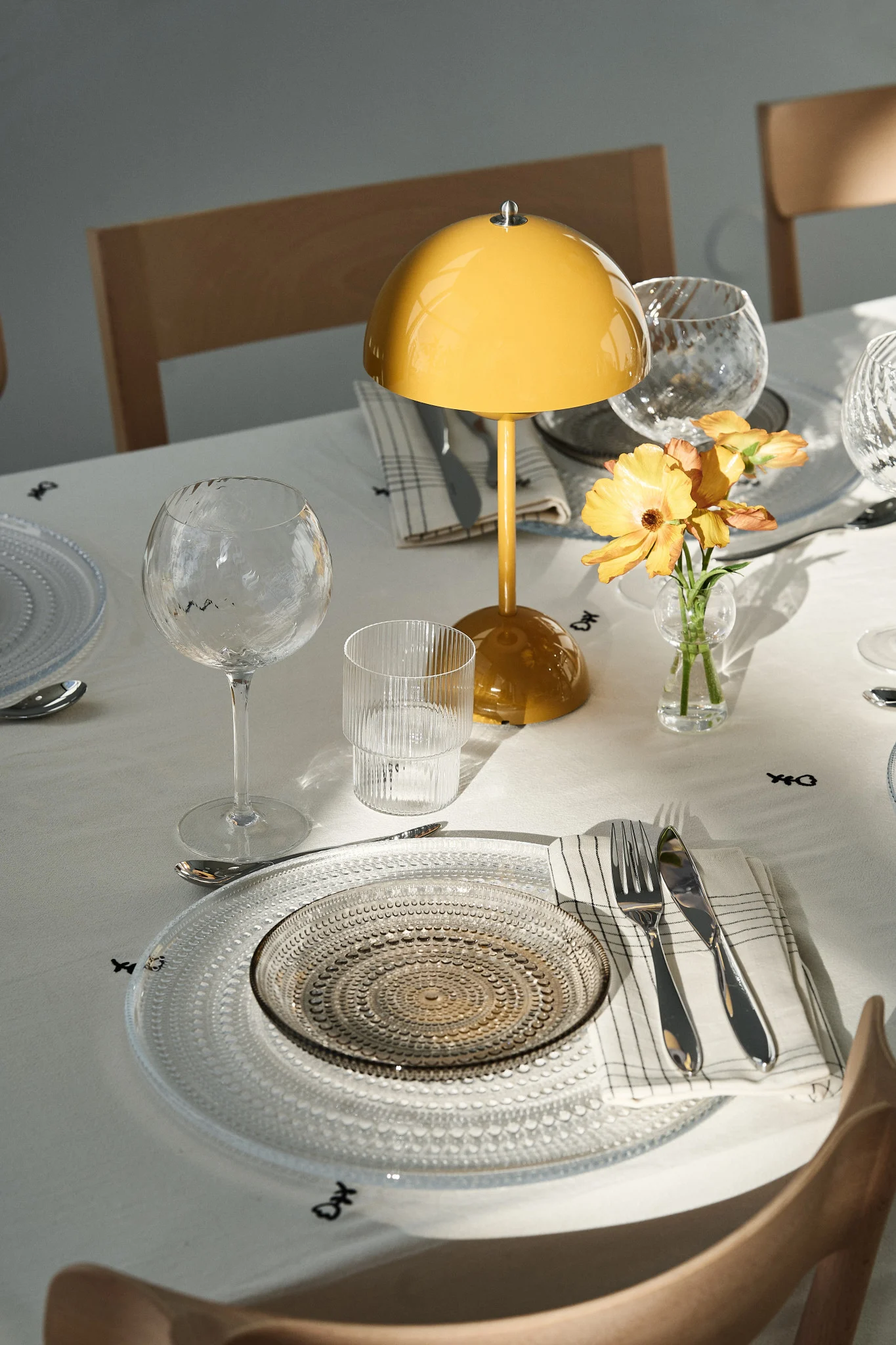 Borddekkingen er en viktig del av hver fest. Her ser du et festbord med en bærbar Flowerpot-lampe og festlige glastallerkener.