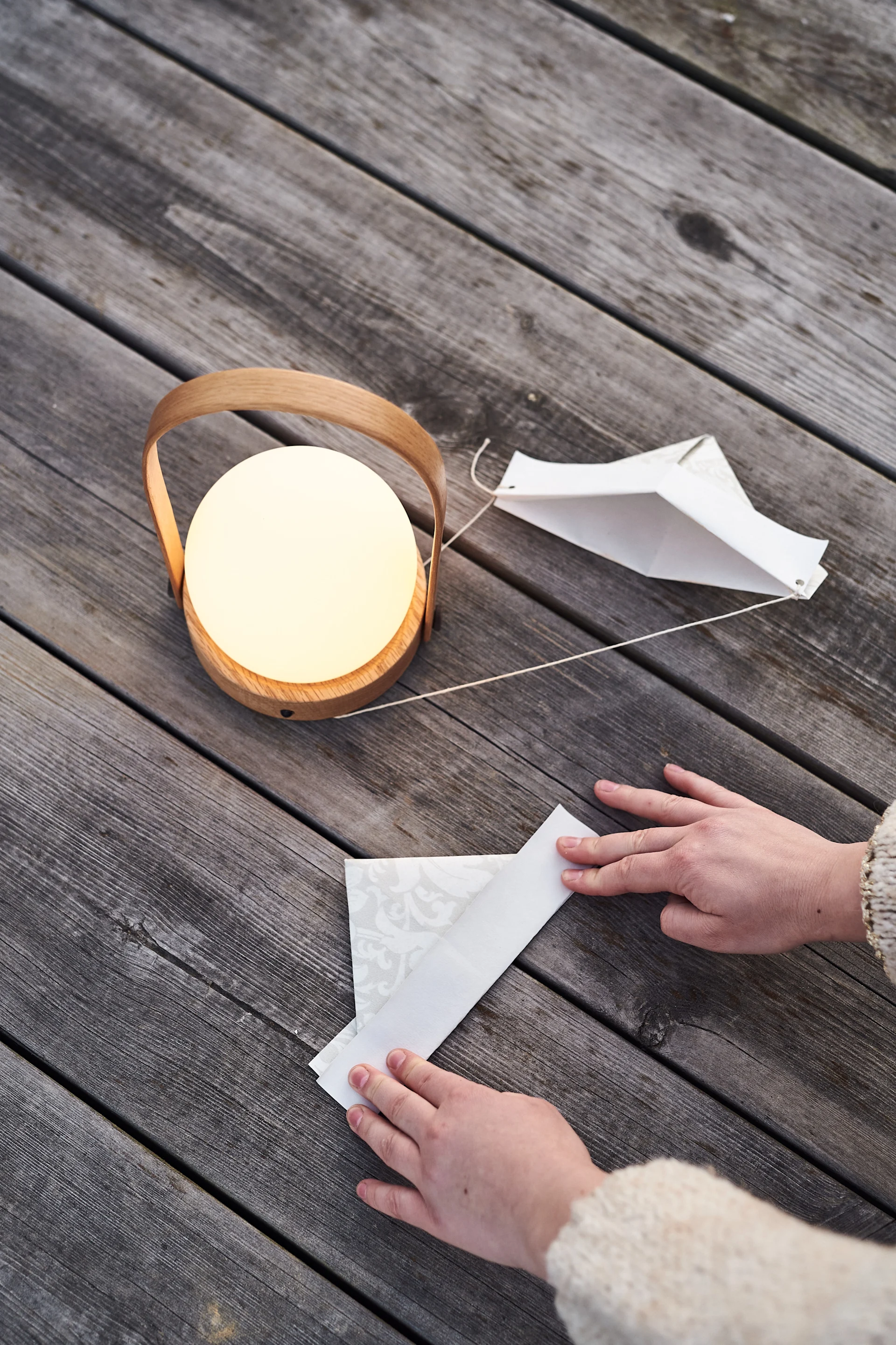 Steg 6 for å lage en DIY krepsehatt av gammel tapet til krepselaget.