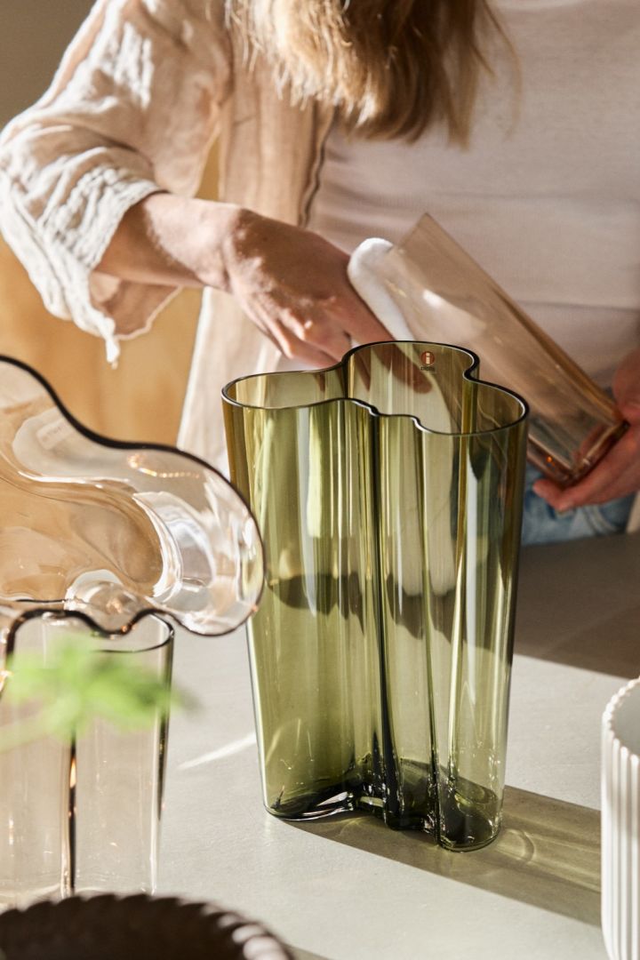 Her ser du den høye versjonen av Alvar Aalto-vasen i grønt glass.