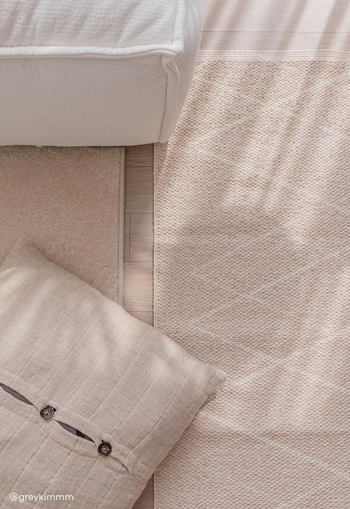 Peak plastteppe i fargen Nude Beige fra Scandi Living gir hjemmet ditt en koselig følelse. Foto: @greykimmm