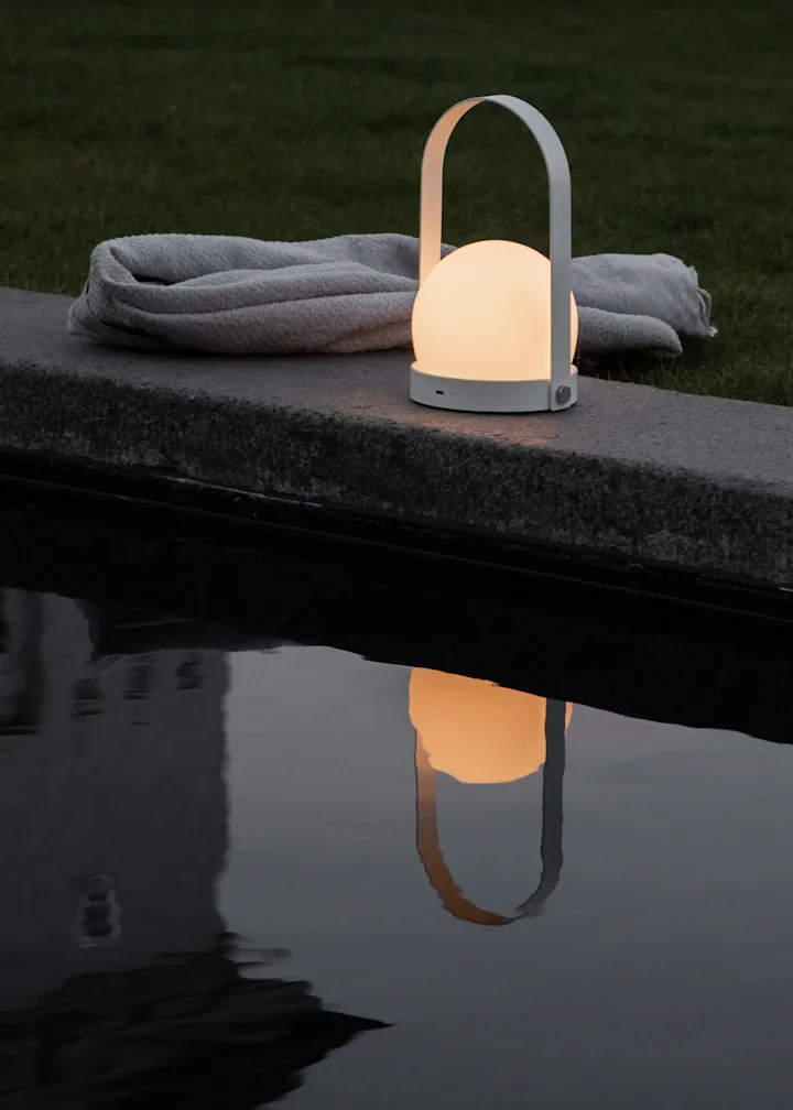 Den bærbare lampen Carrie fra Audo Copenhagen, en tidløs gave for alle anledninger.