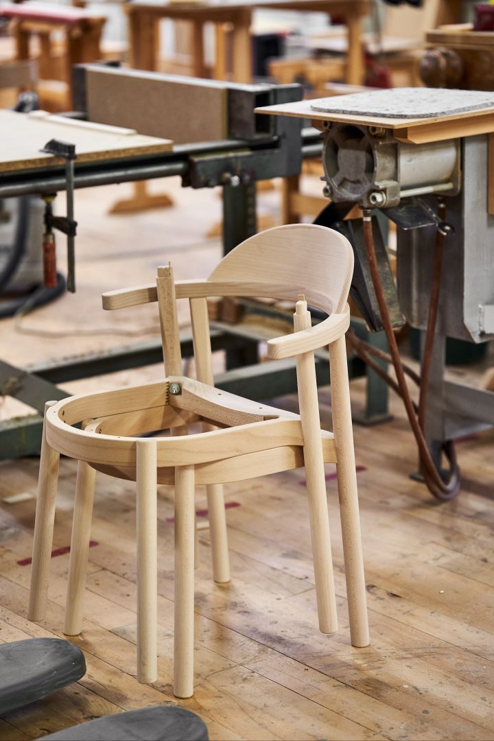 Velkommen til Gärsnäs, merket som har skapt møbelikoner i generasjoner. I fabrikken i Österlen produseres alle møbler, som her en trestol med ramme.