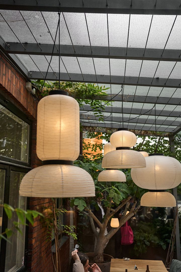 Lille Petra Cafe er det ideelle stedet å stoppe for lunsj på en bytur i København for designelskere. Her ser du Formakami-papirlampene som henger på gårdsplassen i sommermånedene.