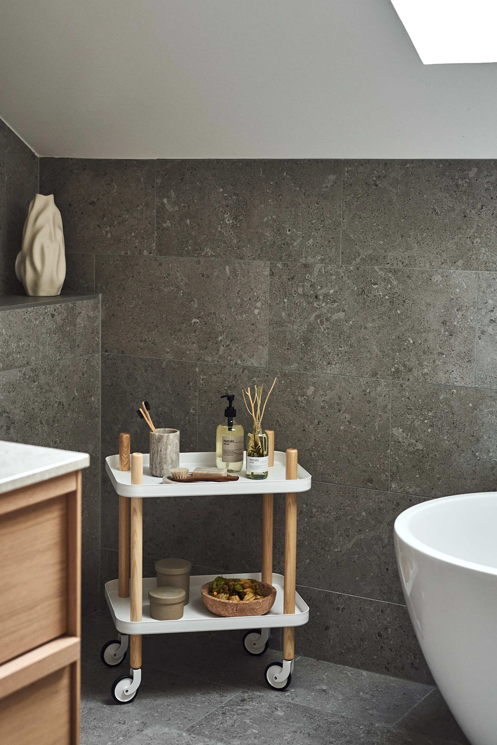 Oppbevar duftpinner, såper og luksustilbehør på bordet Block fra Norrmann Copenhagen for å skape hjemmespa-følelsen på badet ditt.