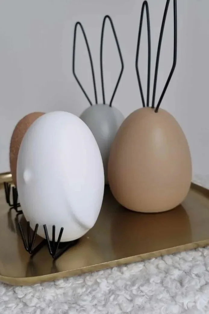 Påskepynt: Hare & Hang Around påskedekorasjon i to ulike farger fra DBKD på et brett hjemme hos @cztery katy i smak piaty.