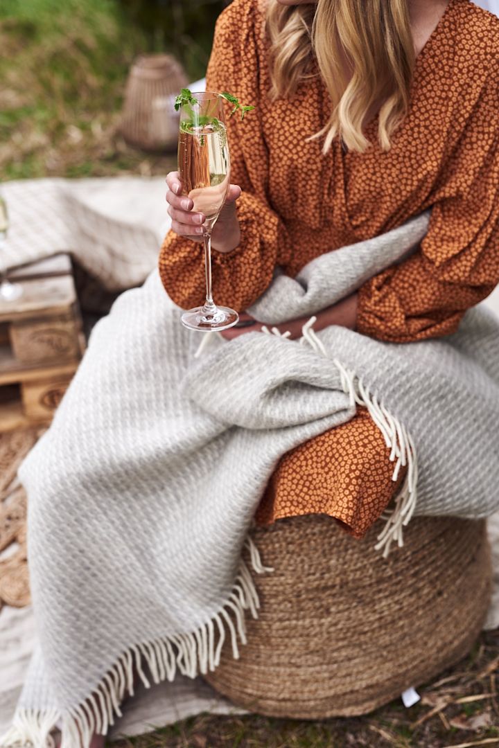 Enkle sommerdrinker - prosecco med hyllebærjuice servert fra et champagneglass.