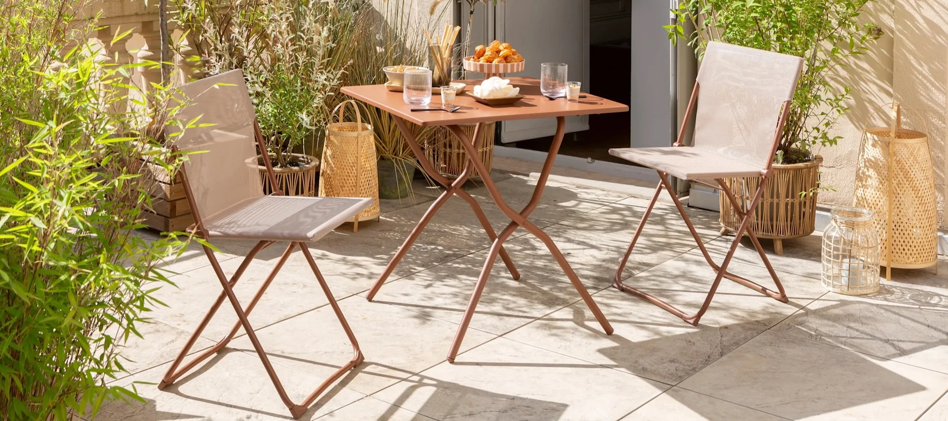 Balkonginspo med lite bord og sammenleggbare stoler fra Lafuma i fargen terracotta. Disse utemøblene er perfekte for den lille balkongen, men fungerer også på en uteplass eller uteplass.