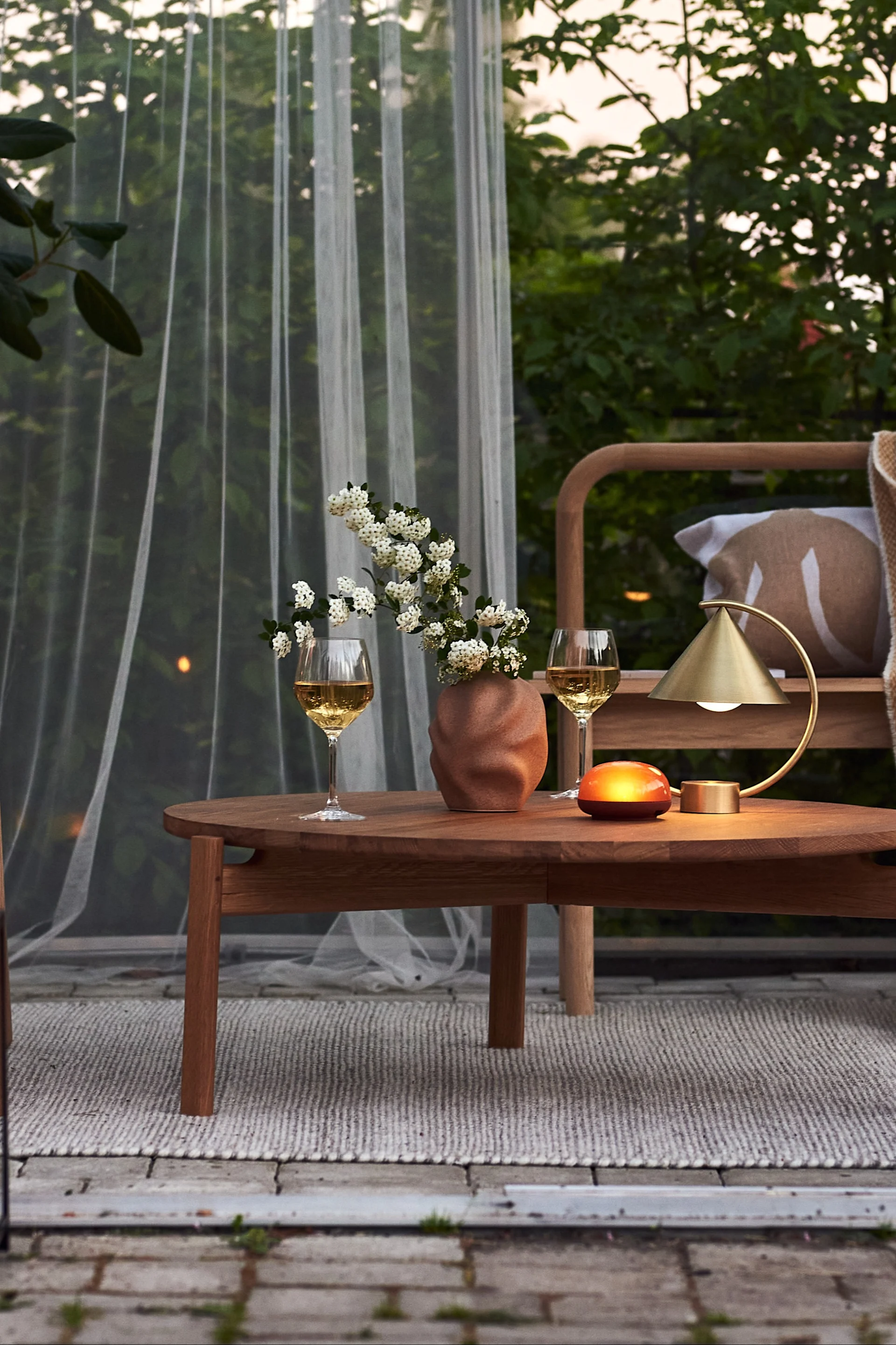 Hvordan innrede hytta - her ser du et koselig utemiljø med utemøbler og utebelysning.