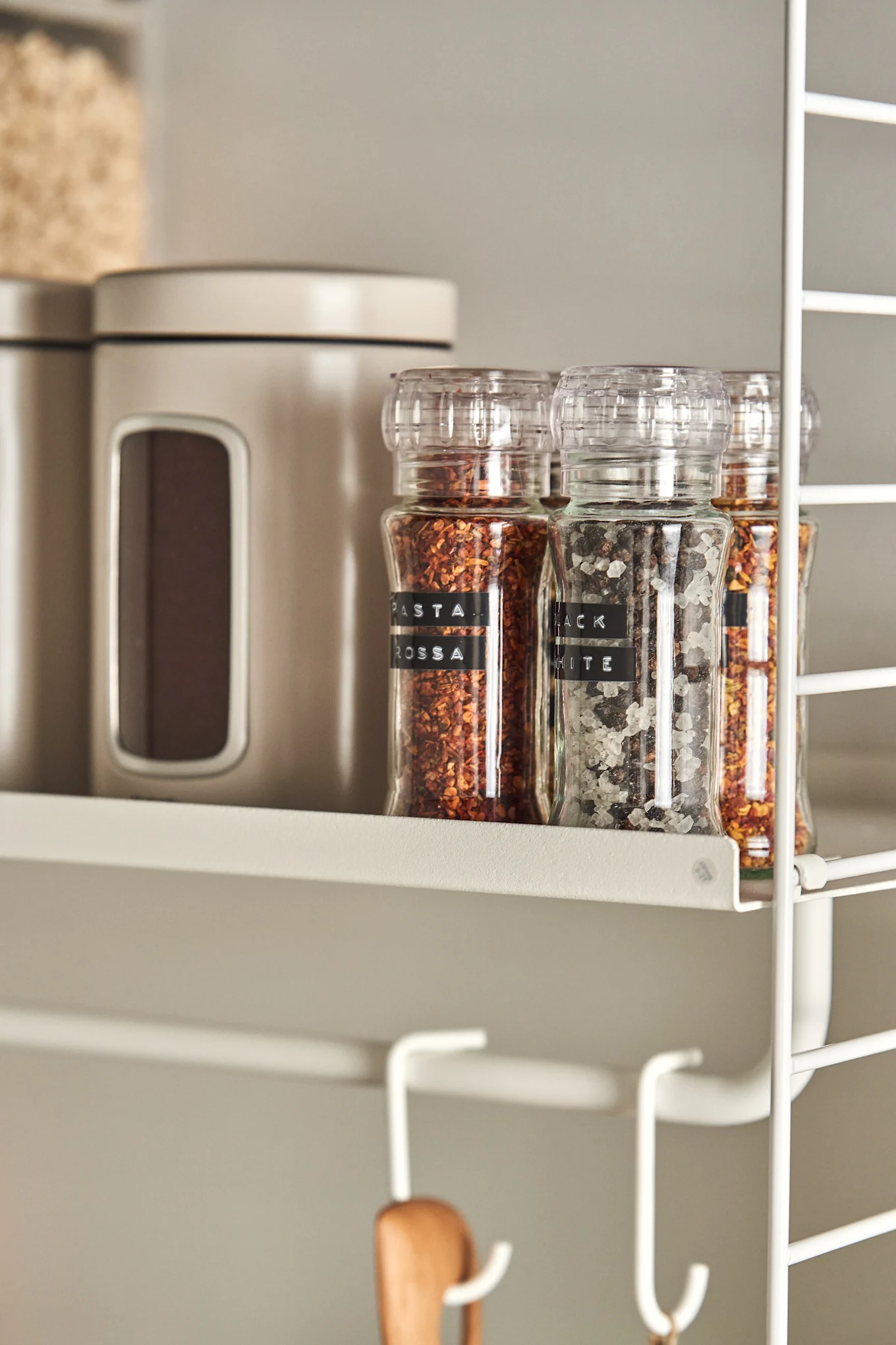 Organiser matskapet med praktiske oppbevaringsbokser fra Brabantia og bruk smarte etiketter på krydderne for en enklere hverdag.