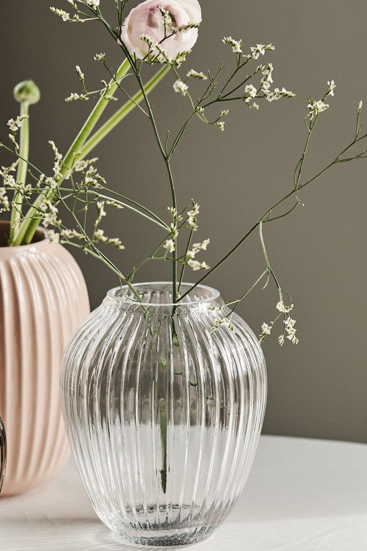 Medium vasen i klarglass i Hammershøi-serien fra Kähler passer perfekt på middagsbordet.
