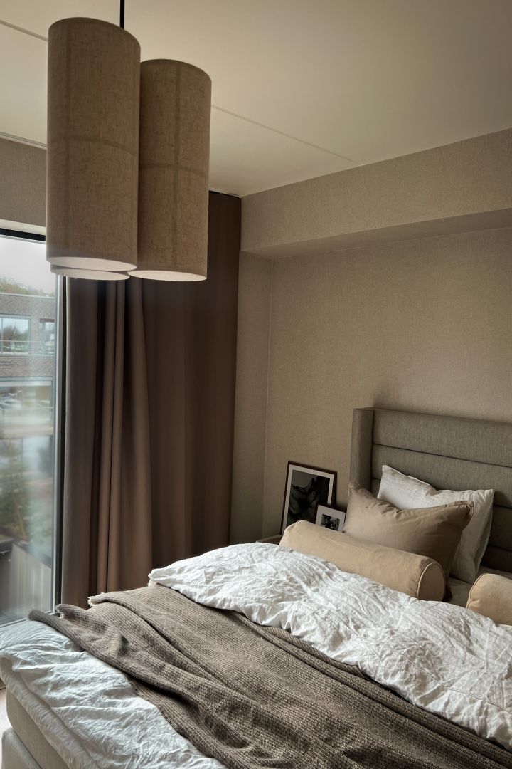 Influenser Helene Wold @villanyhus har innredet soverommet med Hashira MENU taklampe og luksuriøst sengetøy i lin.