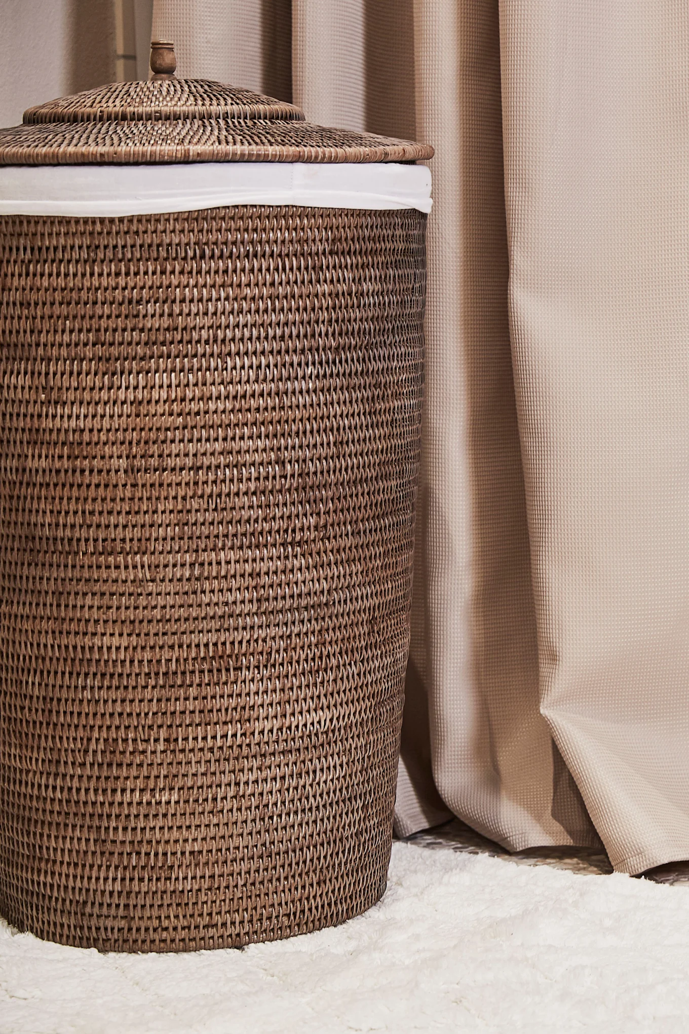 Norah skittentøyskurv fra Lene Bjerre er en praktisk og stilig interiørdetalj å innrede lite bad med for å skape mer orden.