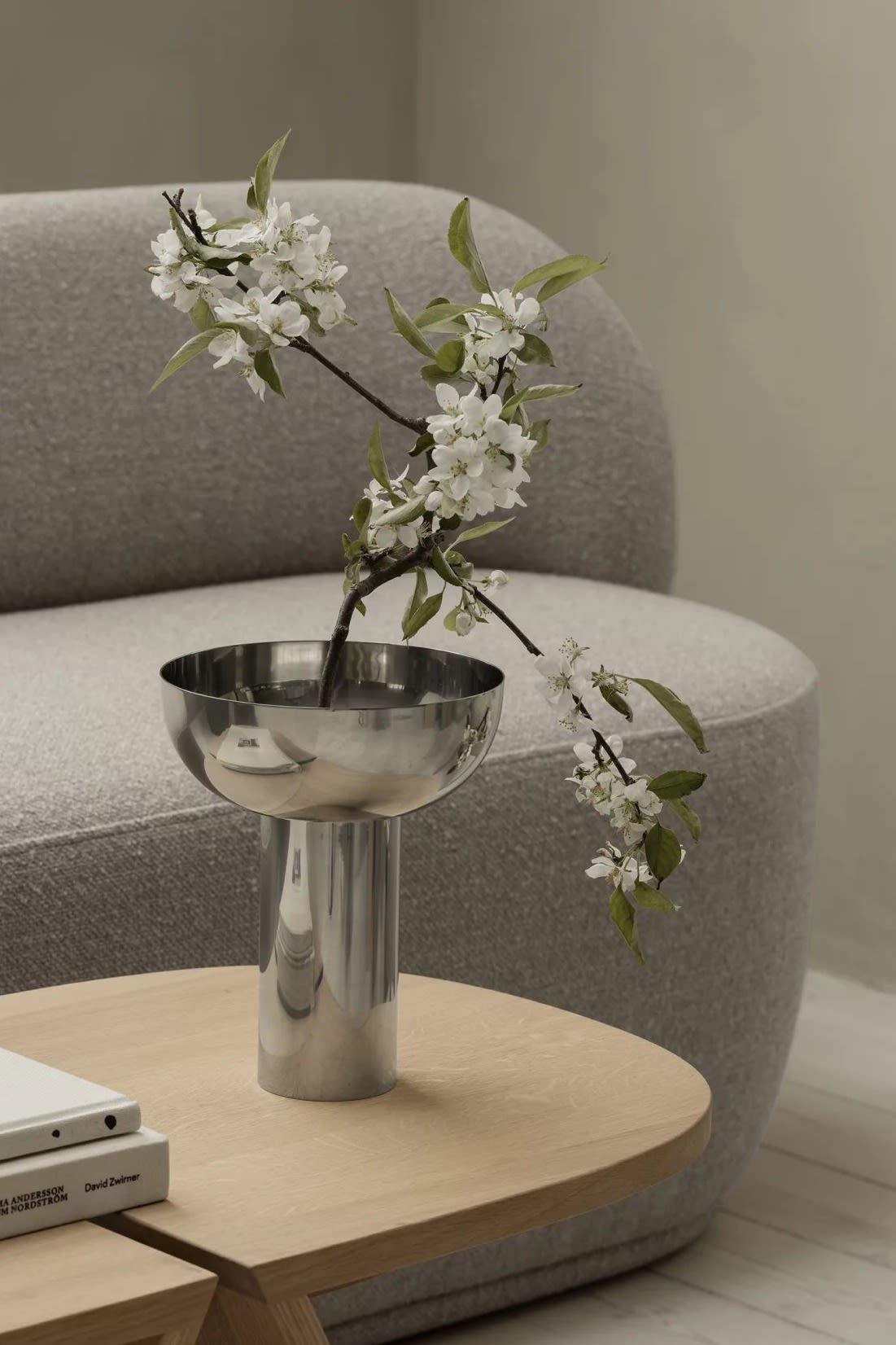 Hyactinvase i krom fra Blomus - en av flere interiørtrender 2024 å la seg inspirere av for et stilig hjem.