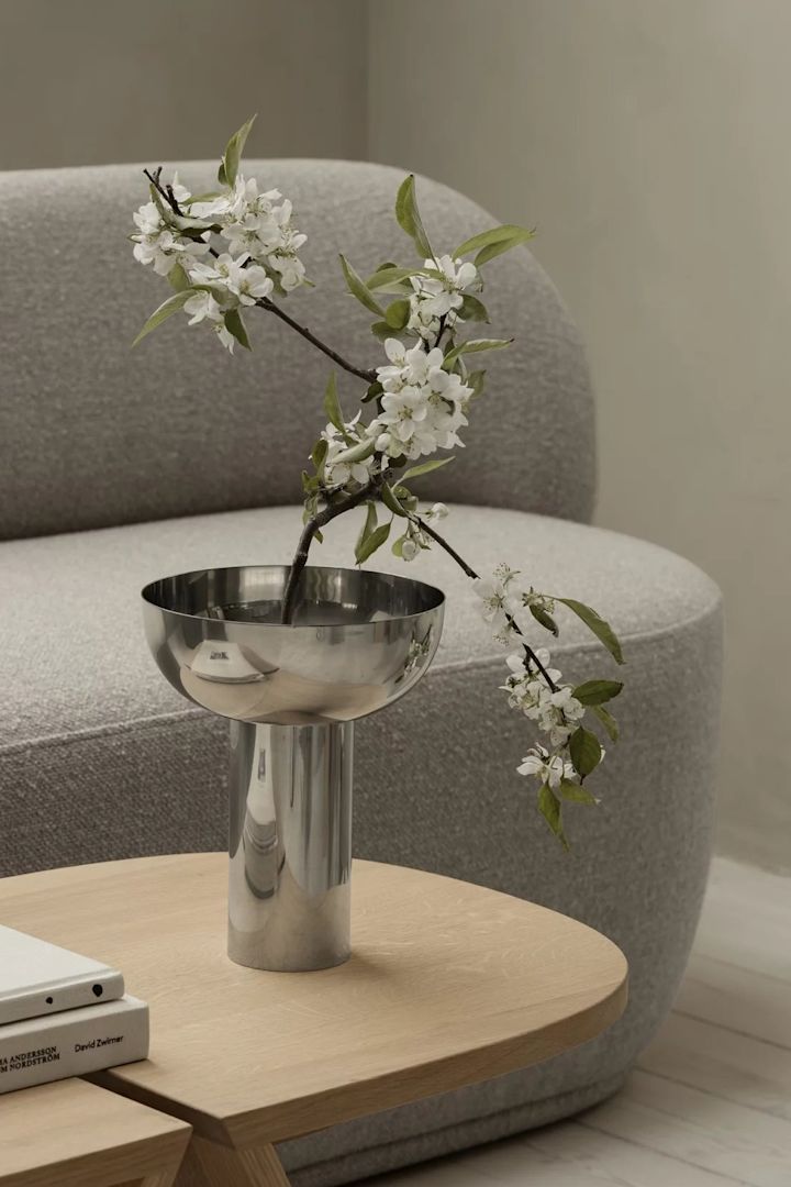 Hyactinvase i krom fra Blomus - en av flere interiørtrender 2024 å la seg inspirere av for et stilig hjem.