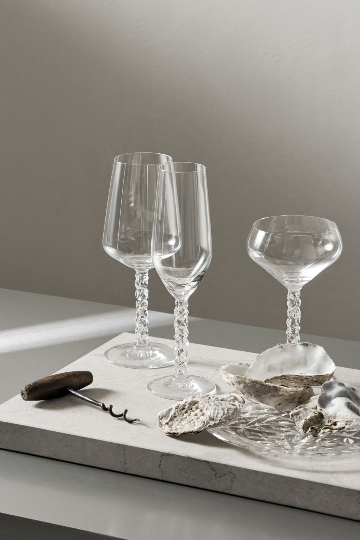 Orrefors Carat vinglass er perfekt å gi bort som bryllupsdag-gave til par som feirer 15 års bryllupsdag og krystallbryllup sammen.