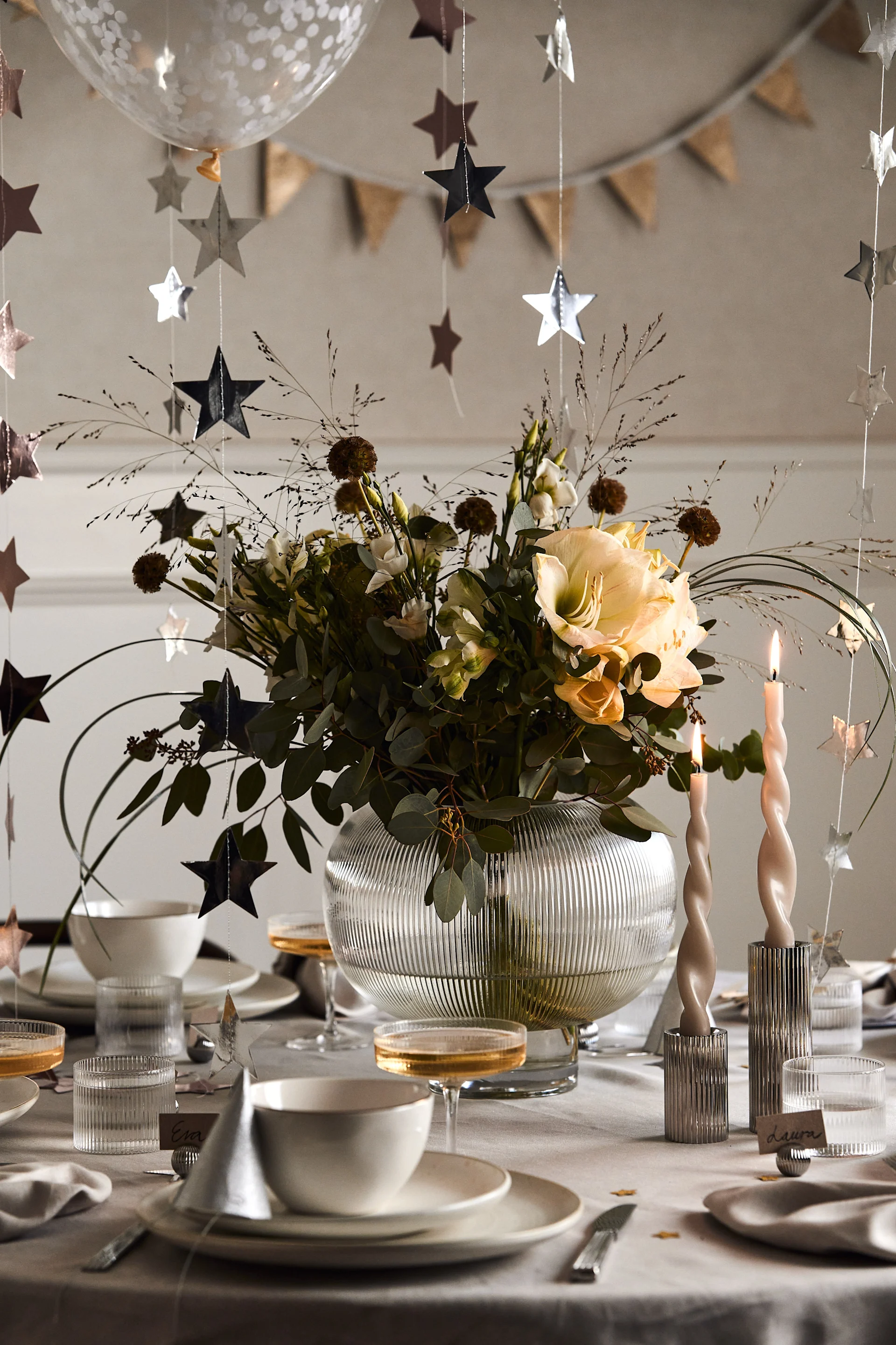 Pynt årets nyttårsbord med en praktfull blomsterbukett til nyttår i Sphere-vasen med ribbet struktur fra Byon. 