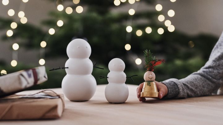 DBKD snømenn står på bordet sammen med barnas adventspynt.