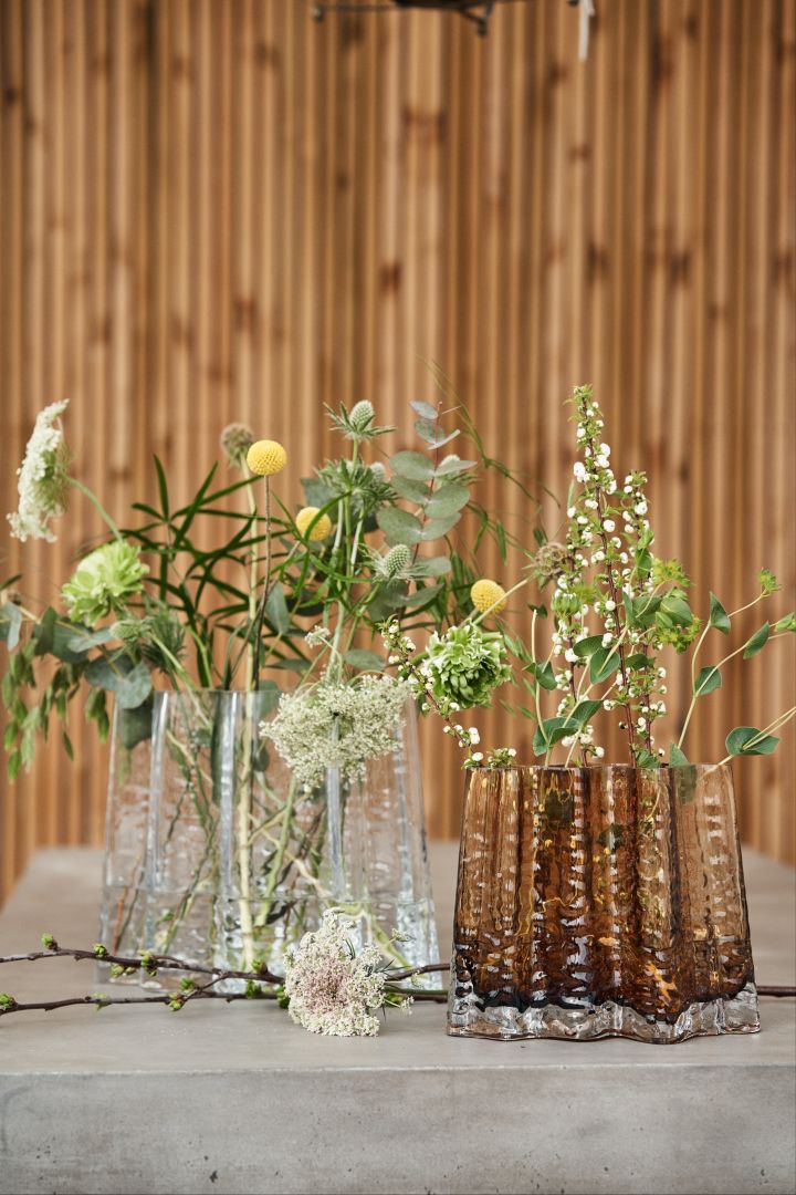 Den stilige og populære Gry-vasen i skall fra Cooee Design er en stor vase som ser perfekt ut på spisebordet.